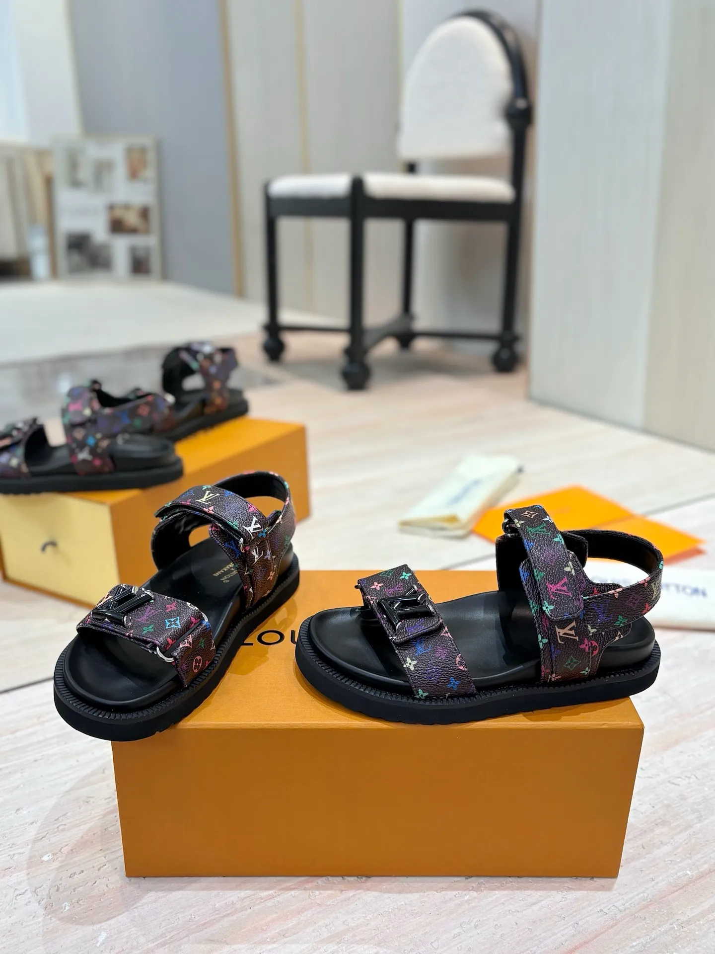 👟👟Ex-factory price 460👟👟 LV 2025 spring and summer new products 🥰 Popular LV donkey brand counters Embossed logo embossed sandals This Pool Pillow Comfort flat sandals are made of technical fabrics and use high-frequency embossing technology to reinterpret the Monogram pattern. Soft padded upper with adjustable Velcro, comfortable and tough insole adds harmonious colors 👍New hard goods, purchasing agent level! Full of high-end feel! A popular model among bloggers at home and abroad, it’s retro and fashionable and looks amazing on your feet! The official website's main recommendation 👍👍 ✅ Upper: waterproof special original fabric ✅ Inner lining: imported mixed sheepskin ✅ Outsole: original molded foam outsole ✅ Number of sizes: women's size 35-45 (women's size 41 men's 38.45, custom-made, non-refundable) ✅ Packaging: full set of drawer boxes ​